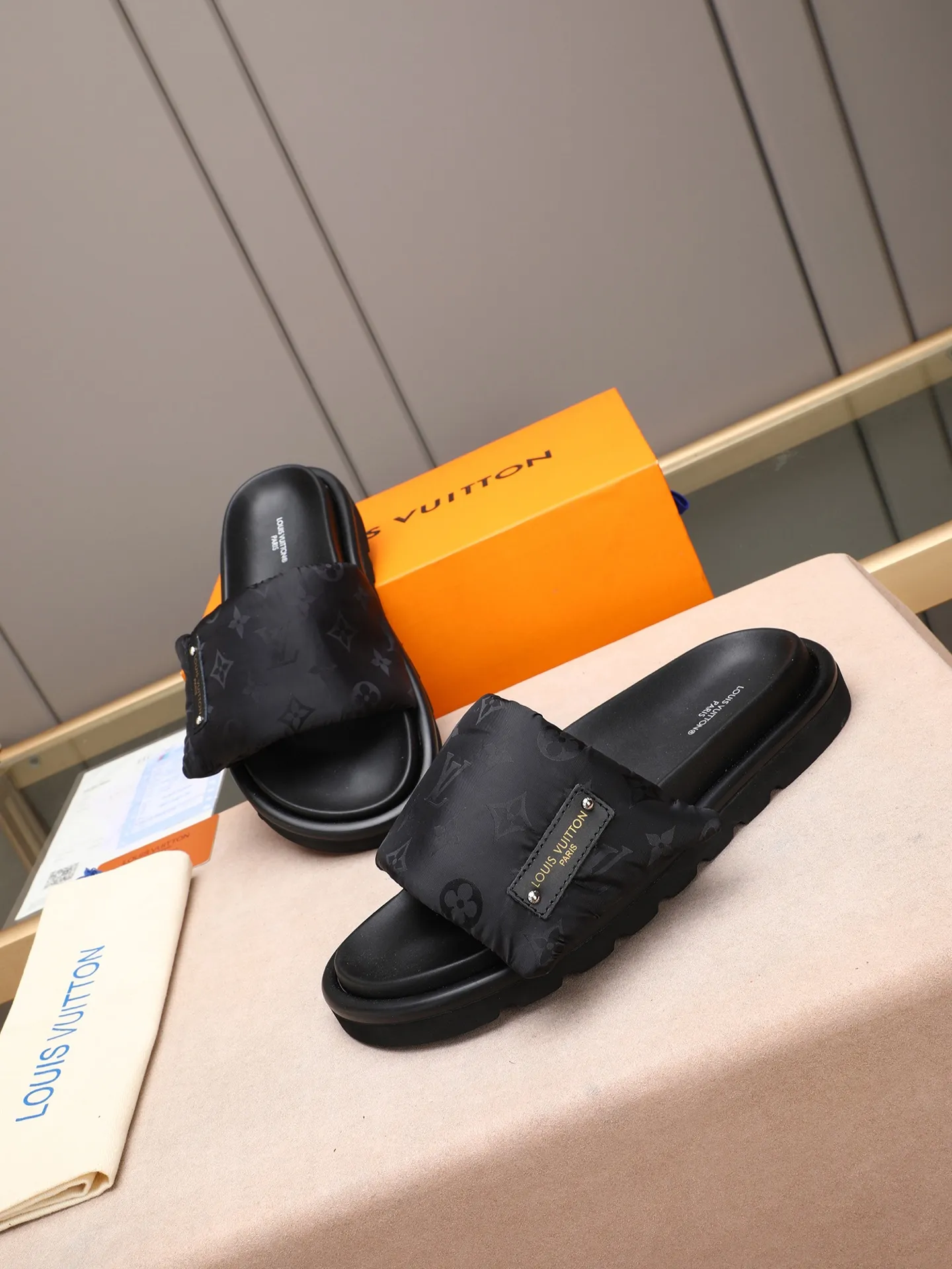 PP360 [LOUIS VUITTON] Louis Vuitton, LV printing, men's and women's slippers are on the market. The drawer box packaging comes with a cloth bag and a card. The upper pattern looks very soft and waxy, and it is a super versatile leg slimming tool. Fabric: imported denim/canvas/old fabric, LV hardware LOGO, official website pattern printing, comfortable to wear, feet: high-elastic PU water table. Sole: foam sole, heel height: about 5cm. Code number: 35-46, 35, 45, 46 are custom-made and non-returnable. Color: multiple colors and styles available.